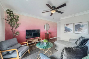 Your Modern 2B Getaway - W/D, Pool, Prkg - 10min to DTWN